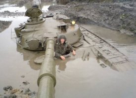 Чему радуется? Тому, что г-нолин немно-о-о-о-ожечко не достиг закраины люка ) Ваш кэп.