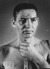 В 1959 году Знаменитый хоккейный вратарь Жак Плант (Joseph Jacques Omer Plante) из «Монреаль Канадиенс» после того, как шайба, брошенная игроком «Нью-Йорк Рейнджерс» Энди Батгейтом, в очередной раз попадает ему в лицо, покидает лед и после наложения семи швов возвратится на площадку в маске, которую изготовит сам из фибергласа и резины.
Лицо Терри Савчука из «Детройта»,  после многочисленных попаданий шайбы само было похоже на страшную маску.