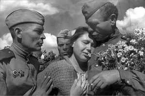 60 исторических фотографий о любви во время войны 