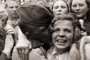60 исторических фотографий о любви во время войны 