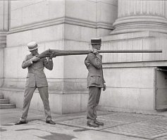 Это не фотошоп и не прикол, это настоящее ружье для охоты на уток. Punt gun (duck gun) – утиное ружье, способное одним выстрелом из этой дуры добывалась чуть ли не стая уток.
В конце XVIII века англичане, а за ними и американцы стали применять такие ружья для добычи большого количества уток с минимальными затратами. С одного выстрела из такого длинного ствола можно было добыть 50-100 уток. К середине 19 века уток настолько стало меньше, благодаря пантганам в частности, что эти ружья в 60-е годы 19 века попали под запрет.