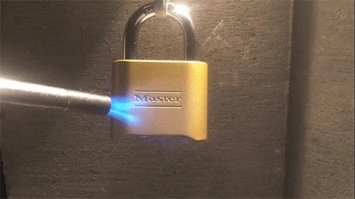 оо.. а так можно было??! 
после просмотра этого становятся бессмысленными все инструкции по вскрытию замков!....