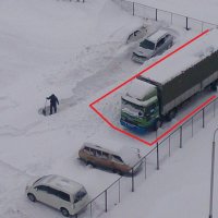 Сначала подумал что это фура. Потом пригляделся - а нет, просто грузовик. Но какой-то он длинный.