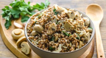 Пять лет назад летал в командировку в Испанию,
переводчица(русская) заказала 2 кило гречки.
Привёз три,очень была довольна.
Сам гречку тоже люблю,правда в охотку