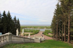 7 лет жил на Английской набережной ( не около, на самой, и окна на Неву) переехал в новостройки и вздохнул свободно. Место в паркинге под домом 3000 в месяц, в центре парковаться не где, только ночью. Продуктовых магазинов нет, только пиво и сникерсы, садик в 5 кварталах ( транспорт не ходит, пешком далековато, нужно ездить на машине, у садика на Почтамтской парковаться не где - ребёнка раздеть одеть 10мин, машина стоит во втором ряду или закрывает подворотню. Школа на углу Пирогова и Фонарного - 7 кварталов - ребёнка одного не отправить. Сейчас садик во дворе, школа на торце дома. Окна не открыть - подоконник сразу серый от пыли и очень шумно. Подворотня всегда зассана, народ гуляет по набережной - красиво ведь! а туалетов нет, на выходные и праздники лужа такая что не пройти.( а кстати где Вы писаете когда гуляете вдоль Невы?) Да просто с детьми погулять не где, что бы они могли побегать и на великах покататься. Когда у Вас появятся дети - запоёте по другому.
 
Толп иностранцев ни когда не было, ни где, если только у Эрмитажа, да и то там толпа потому что тротуар не большой, в Лувре были? сравните количество. Если сравнивать с Пикалёво то да, толпа. Вчера был в Петергофе, ( билет 450 рублей, и без паспорта не продадут( вдруг ты хохол и не хочешь 700 платить) иностранцы есть, но очень мало,да и вообще народу как то мало.