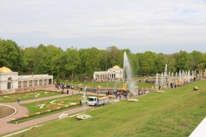 7 лет жил на Английской набережной ( не около, на самой, и окна на Неву) переехал в новостройки и вздохнул свободно. Место в паркинге под домом 3000 в месяц, в центре парковаться не где, только ночью. Продуктовых магазинов нет, только пиво и сникерсы, садик в 5 кварталах ( транспорт не ходит, пешком далековато, нужно ездить на машине, у садика на Почтамтской парковаться не где - ребёнка раздеть одеть 10мин, машина стоит во втором ряду или закрывает подворотню. Школа на углу Пирогова и Фонарного - 7 кварталов - ребёнка одного не отправить. Сейчас садик во дворе, школа на торце дома. Окна не открыть - подоконник сразу серый от пыли и очень шумно. Подворотня всегда зассана, народ гуляет по набережной - красиво ведь! а туалетов нет, на выходные и праздники лужа такая что не пройти.( а кстати где Вы писаете когда гуляете вдоль Невы?) Да просто с детьми погулять не где, что бы они могли побегать и на великах покататься. Когда у Вас появятся дети - запоёте по другому.
 
Толп иностранцев ни когда не было, ни где, если только у Эрмитажа, да и то там толпа потому что тротуар не большой, в Лувре были? сравните количество. Если сравнивать с Пикалёво то да, толпа. Вчера был в Петергофе, ( билет 450 рублей, и без паспорта не продадут( вдруг ты хохол и не хочешь 700 платить) иностранцы есть, но очень мало,да и вообще народу как то мало.