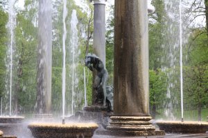 7 лет жил на Английской набережной ( не около, на самой, и окна на Неву) переехал в новостройки и вздохнул свободно. Место в паркинге под домом 3000 в месяц, в центре парковаться не где, только ночью. Продуктовых магазинов нет, только пиво и сникерсы, садик в 5 кварталах ( транспорт не ходит, пешком далековато, нужно ездить на машине, у садика на Почтамтской парковаться не где - ребёнка раздеть одеть 10мин, машина стоит во втором ряду или закрывает подворотню. Школа на углу Пирогова и Фонарного - 7 кварталов - ребёнка одного не отправить. Сейчас садик во дворе, школа на торце дома. Окна не открыть - подоконник сразу серый от пыли и очень шумно. Подворотня всегда зассана, народ гуляет по набережной - красиво ведь! а туалетов нет, на выходные и праздники лужа такая что не пройти.( а кстати где Вы писаете когда гуляете вдоль Невы?) Да просто с детьми погулять не где, что бы они могли побегать и на великах покататься. Когда у Вас появятся дети - запоёте по другому.
 
Толп иностранцев ни когда не было, ни где, если только у Эрмитажа, да и то там толпа потому что тротуар не большой, в Лувре были? сравните количество. Если сравнивать с Пикалёво то да, толпа. Вчера был в Петергофе, ( билет 450 рублей, и без паспорта не продадут( вдруг ты хохол и не хочешь 700 платить) иностранцы есть, но очень мало,да и вообще народу как то мало.