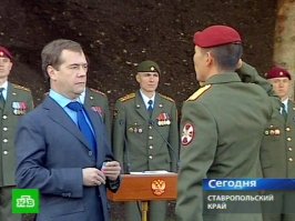 У них береты наградные. Такой же у Медведева имеется:

Дмитрий Медведев сегодня (прим. статья от 19.11.2010) получил особый подарок — краповый берет. Для спецназа внутренних войск — символ доблести и чести. Верховному главнокомандующему его вручили бойцы, которые несут службу на Северном Кавказе. Туда президент прибыл с рабочей поездкой, посвященной безопасности в регионе. Говоря о его особенностях, Медведев отметил красоту и тишину, которая может очень обманчивой.