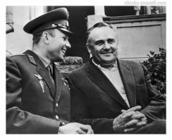 Это Сергей Королев. Расчеты для своей первой  ракеты он делал на стене колымского барака...