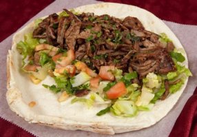 У нас в Израиле по венам течёт хумус а не кровь. 
Главное не пробуйте хумус в самолёте, это полный отстой. 
А ещё мы обажаем шУарму.