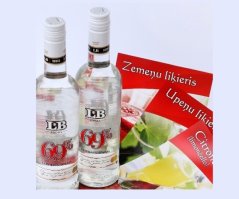 Везёт же людям. У кого-то ещё есть время всем этим заниматься. А тут, после работы дошёл до супермаркета и выбираешь, что я буду пить в эти выходные. С чем мешать, чем запивать, с чего начинать... А вообще, на кой мне этот спирт. Продаётся 69 градусная водка для коктейлей. Вполне нормальная. Вот и колдуй над ней, экспериментируй...