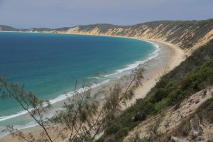 Так называемый «Радужный пляж» или «Rainbow beach» песок на котором 5 цветов: черный, бежевый, красный, коричневый и ораньжевый. Цвета не смешиваются и образуют слои и полосы.