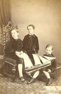 Как живые, но мертвые...
Не хотел бы иметь дома такую куклу. 
Будет на тебя по ночам пялиться. Бррр...
Уж больно посмертное фото напоминает.