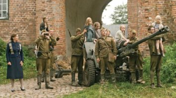 Аналогично.
На фотке момент когда наши разведчики "остановили" немецкую атаку рассадив детей на пушке, "благородные" немцы развернулись и ушли. А потом в интервью он доказывал что так и было на самом деле.