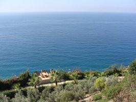 А я не люблю рыбалку. Мне нравится море.