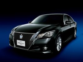 Toyota Crown 3.0 Royal Saloon Mild Hybrid - Обгоняя время