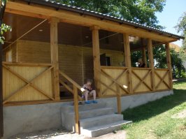Вот такую отдушину я себе построила рядом с основным домом, там одна спальня и кухня - всё. был бы санузел - жила бы там! летом.