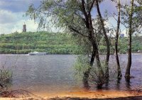 Кто в Киеве живёт, поймёт, чем атака с левого берега, отличается от атаки с правого.

Там просто е..нуться надо, чтобы выбить подступы. Про высоты вообще молчу.