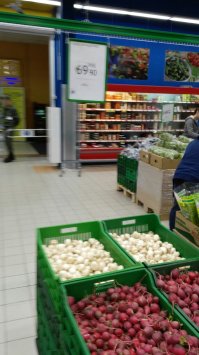 Атак. Солнечногорск. Редис молодой 69.90. Рядом прилавок. редис молодой 98.90. Редиска одинаковая, поэтому чтобы на кассе не пробили по 98.90 сфотал ценник. Прям как знал, спецом молча ждал, пока чек выдадут. А там редиски под 200 рублей. Пошёл на принцип вызвал администратора, начались мюсли, что акция кончилась. Показал фото. Редиску пересчитали. НЕ ЗАБЫВАЙТЕ ФОТОГРАФИРОВАТЬ ЦЕННИК И ТОВАР ПОД НИМ!!!