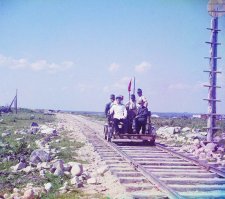 Кто-нибудь может объяснить зачем эта лестница на столбе. И зачем сам столб.Не зря же он попал в кадр