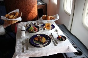 Почему бы и не покормить пассажира в первом классе, когда билет стоит как самолет.