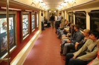 Как всегда, если что-то делают у нас это пропускают или считают бредом. Но как только это появляется в Европе, все сразу ноют, что вот смотрите как там хорошо.

Поезд «Акварель». Именной поезд на Арбатско-Покровской линии, а также первый именной метропоезд, вагоны которого имеют конструктивные отличия от стандартных. Изначально представлял собой картинную галерею репродукций работ художника Сергея Андрияки и учеников его школы. Все пять вагонов состава снаружи оклеены цветной плёнкой с изображениями цветов, фруктов, рек, деревьев. По сравнению с обычными вагонами этого типа отсутствуют окна и сидения с одной стороны, на их месте расположены картины. Добавлено освещение над картинами. Каждый вагон имеет свою цветовую гамму — уникальны как оклейка с внешней стороны, так и цвет пола, стен и сидений в вагоне.

Запущен 1 июня 2007 года, в день Защиты детей. Первоначально предполагалось использование только во внепиковые часы и по укороченному маршруту, позднее стал работать и в утренние часы пик на полной длине линии. В начале эксплуатации поезд ходил по собственному расписанию, в настоящее время работает наравне с обычными составами чаще всего по маршруту 53.