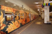 Как всегда, если что-то делают у нас это пропускают или считают бредом. Но как только это появляется в Европе, все сразу ноют, что вот смотрите как там хорошо.

Поезд «Акварель». Именной поезд на Арбатско-Покровской линии, а также первый именной метропоезд, вагоны которого имеют конструктивные отличия от стандартных. Изначально представлял собой картинную галерею репродукций работ художника Сергея Андрияки и учеников его школы. Все пять вагонов состава снаружи оклеены цветной плёнкой с изображениями цветов, фруктов, рек, деревьев. По сравнению с обычными вагонами этого типа отсутствуют окна и сидения с одной стороны, на их месте расположены картины. Добавлено освещение над картинами. Каждый вагон имеет свою цветовую гамму — уникальны как оклейка с внешней стороны, так и цвет пола, стен и сидений в вагоне.

Запущен 1 июня 2007 года, в день Защиты детей. Первоначально предполагалось использование только во внепиковые часы и по укороченному маршруту, позднее стал работать и в утренние часы пик на полной длине линии. В начале эксплуатации поезд ходил по собственному расписанию, в настоящее время работает наравне с обычными составами чаще всего по маршруту 53.