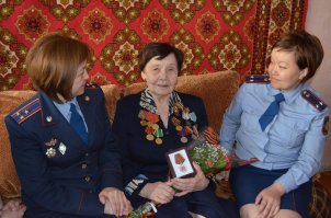 нашла на просторах инета ее другую фотографию. как видите она сильно изменилась  или первое фото не с неё