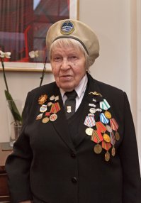 "Здравствуйте, мой дорогой", – по-русски отвечает на приветствие Лидия Петровна Ананьева и наклоняет седую голову в таком же белом, как у собеседника, берете. Белым, как бесконечный полярный день, через который навстречу другу руку протянули руку помощи британские и русские моряки – участники арктического конвоя. Белые береты – знак отличия ветеранов арктических конвоев.

Самое страшное плавание в мире