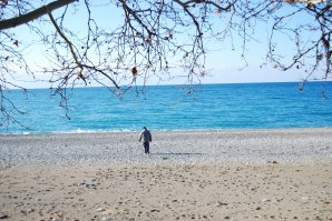 На Родосе была,там и вправду очень чисто)
И в Абхазии мне тоже очень понравилось.Фото зимой и фото летом.