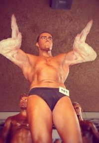 Русский дуб: молодой бодибилдер выглядит в точности как железный Арни