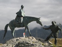 495 кв.метров были переданы России, поскольку есть закон, запрещающий прославлять иностранные войска на территории Швейцарии. Видно поэтому  в памятнике установленном в 1999г. у перевала Сен-Готард  Суворов выглядит не великим полководцем, а блаженным стариком, лошадь которого ведёт мощный местный проводник. Такого проводника в действительности не было, и сам Суворов этот день взвинченным и агрессивным. Бой был сложнее, чем первоначально предполагал фельдмаршал... Вот такой закон.