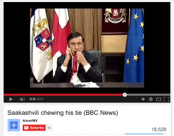 хреново завязывает. Узел массивный и не ровный. На шее запаришься расправлять. Я по-другому галстуки завязываю. А вообще, при выборе  узла, как минимум, нужно руководствоваться параметрами: материал галстука (в том числе и толщина), длина галстука, пропорции человека, случай (повод/событие), костюм, рубашка... А главное - нужно определиться, он ваще, нада, или нуегонах.