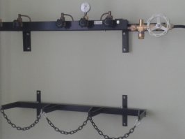 Автор женщина по этому расскажу, что это крепление для баллонов: