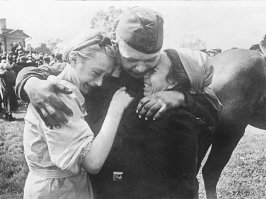 60 исторических фотографий о любви во время войны 