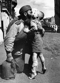 60 исторических фотографий о любви во время войны 