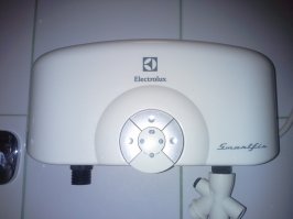 Обычный проточный водонагреватель решает уйму проблем. Ни каких тазиков и кипитильников. Вполне хватает чтоб принять душ и умыться с утра горячей водой. Стоит копейки.