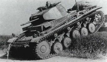 ...вот так выглядит "Т-2". 34-76 нет необходимости заходить им в тыл. На этих машинах противопульная броня. Вооружение 20 мм. автомат и курсовой MG-34