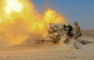 Не понял я в чем мощь ихняя, но с гаубицы Д-30 стреляем в разы быстрее и серъезнее как то. Не смотря на то, что она не самоходная и заряжается полностью вручную. И да! Спусковой рычаг на Д-30 физический есть) 
 Личный опыт.