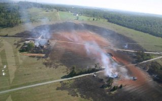 Вот так обычно выглядит место разрыва газопровода после выгорания всего газа из трубы. Если свечу поджечь, будет почти то же самое.