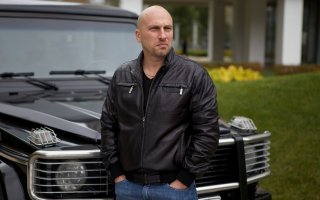 Неизвестные "распотрошили" припаркованный на газоне "Мерседес"