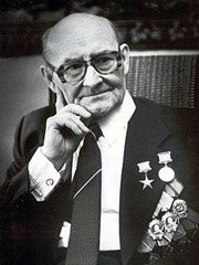 Обязательно надо фотку выдающегося оружейника приложить! Вот она: