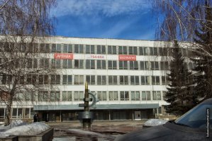 живу рядом с ним! от завода осталось лишь название! часть купил "Электрощит", часть сдается в аренду бесплатно