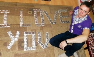 -"Увидел в аптеке презервативы в одной упаковке 12 штук и 1 гигиеническая салфетка в подарок. Я не удержался и спросил у продавца, а зачем салфетка в подарок? Ответ убил: "Пот со лба вытереть! ""