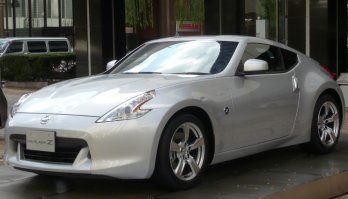 NISMO 370Z
Версия NISMO была представлена в 2009 году. От базовой версии она отличается форсированным до 350 л.с. мотором, более жесткой спортивной подвеской, тормозной системой с улучшенными характеристиками и специальной системой выхлопа.
Кроме того, на автомобили версии NISMO устанавливаются другие передний и задний бамперы, а так же аэродинамическое антикрыло. Интерьер отличается облегченными спортивными сидениями и красной отделочной строчкой на руле и передней панели.
До 2015 года Nissan 370Z NISMO комплектовался только механической коробкой передач. Обновление 2015 года имеет новые детали кузова (передний и задний бамперы, накладки порогов), а также возможность выбора автоматической коробки передач.