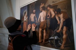 Слепые люди воспринимают окружающий мир через слух и прикосновения, соответственно шедевры изобразительного искусства они почувствовать не могли. Благодаря современным технологиям слепые люди могут «увидеть» известные мировые картины. В музее Прадо в Мадриде есть шесть тактильных копии известных картин.
Хорошо, когда есть люди способные помочь людям с ограниченными возможностями воспринимать мир более полноценно!