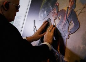 Слепые люди воспринимают окружающий мир через слух и прикосновения, соответственно шедевры изобразительного искусства они почувствовать не могли. Благодаря современным технологиям слепые люди могут «увидеть» известные мировые картины. В музее Прадо в Мадриде есть шесть тактильных копии известных картин.
Хорошо, когда есть люди способные помочь людям с ограниченными возможностями воспринимать мир более полноценно!