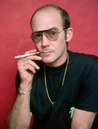 Хотя Томпсон в молодости и бытность "доктором Гонзо" больше на фотографиях мне больше Николаса Кейджа напоминает.