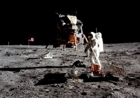 Как на этом можно было вообще летать? Оно из бумаги склеено, тряпками и фольгой замотано. Реальная ссылка на этот цирк
nasa.gov/sites/default/files/as11-40-5949b_0.jpg
