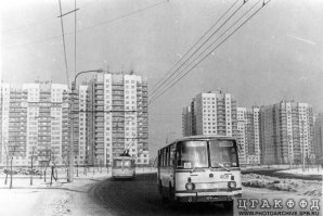 По нашему району и те и эти гоняли. Вот такой же автобус возле моего дома в седой и ностальгической древности:)
Питер, улица Кораблестроителей. Фото не моё.